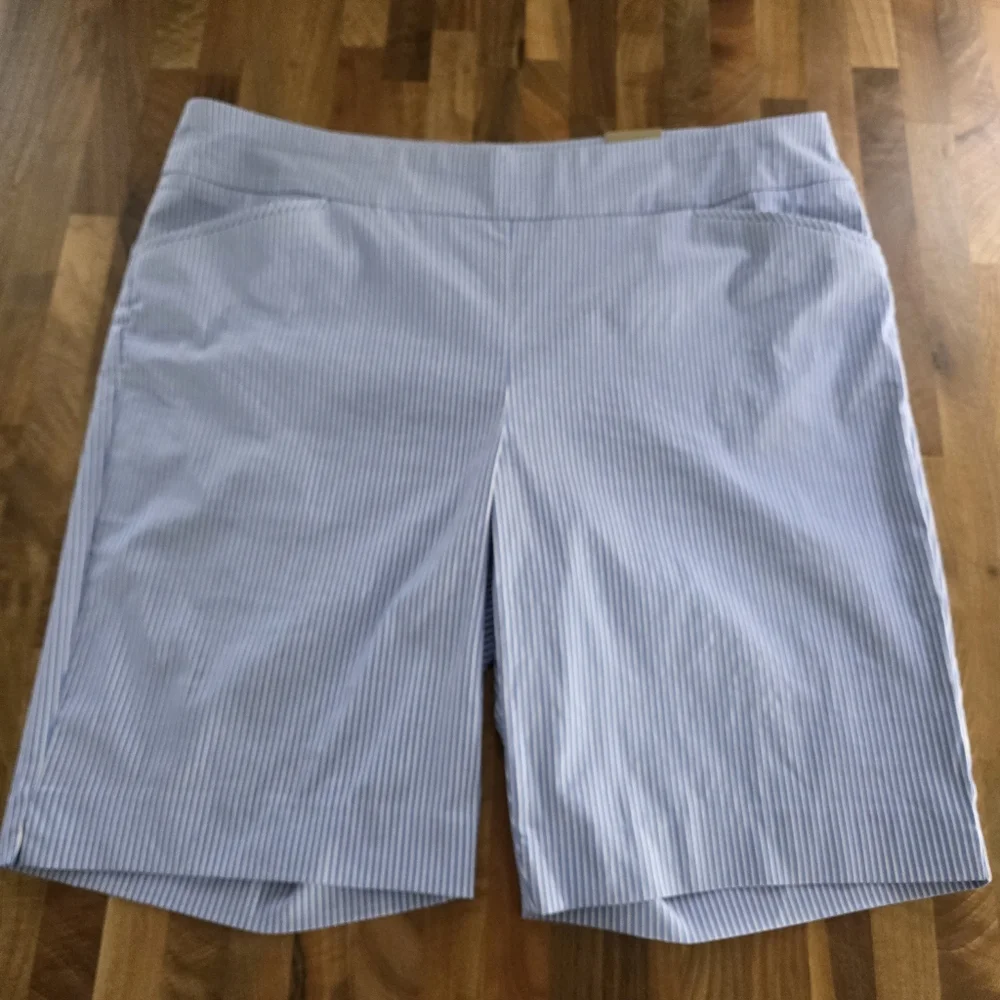 NWT Chico's Perfect Stretch Josie Slim Striped Chambray Shorts Size 18